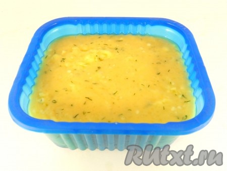 Сразу же переложить сырную массу в форму, смазанную сливочным маслом или застеленную пергаментной бумагой. Разровнять.