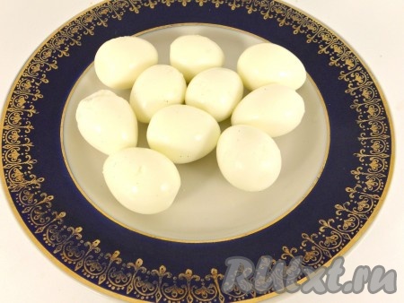 Отварить в течение 2-3 минут, затем залить холодной водой и дать остыть. Очистить от скорлупы.
