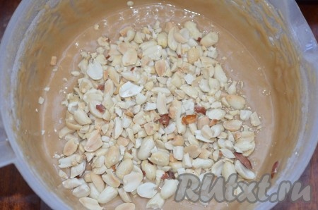 Орехи (у меня - очищенный от шелухи жареный арахис) порубить на небольшие части, добавить в тесто, перемешать.