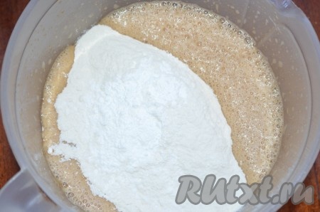 В получившуюся массу всыпать разрыхлитель, частями добавить просеянную муку, перемешивая тесто ложкой. Добавляя муку, учитывайте, что тесто для кекса должно получиться однородным, напоминающим сметану средней густоты.