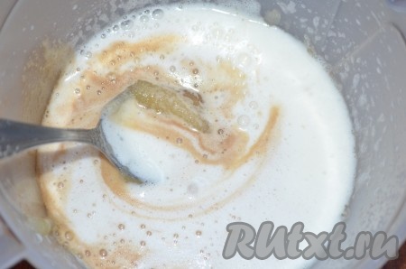 В объёмной миске взбить яйца с сахаром с помощью миксера в течение 4-5 минут (масса в процессе взбивания станет пышной и светлой). К взбитой яичной смеси добавить молоко, подсолнечное масло и мёд, взбить миксером до однородности.