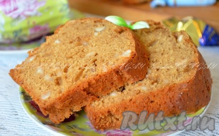 Готовый медовый кекс достать из духовки, дать немного остыть, вынуть из формы и оставить его до полного остывания. Благодаря тому, что тесто замешивается на молоке, выпечка получается вкусной, мягкой, аппетитной. Нарезать на кусочки и можно подавать к чаю или кофе.