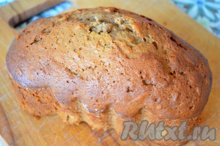 Форму для кекса немного смазать растительным маслом и присыпать мукой. Вылить тесто в форму для кекса, заполняя её на 2/3 объёма, и поставить в разогретую духовку. Выпекать медово-ореховый кекс при температуре 180 градусов минут 40. Готовность проверьте, проколов кекс сухой зубочисткой, если зубочистка после прокалывания останется чистой, на ней не будет следов теста, значит выпечка готова.