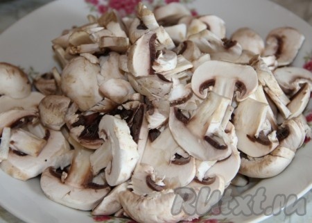Шампиньоны промыть водой, нарезать на пластины. Если вы готовите с лесными грибами, тогда их нужно предварительно отварить в течение минут 30, затем остудить, нарезать на части.