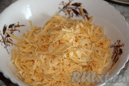 Твёрдый сыр натереть на крупной тёрке.
