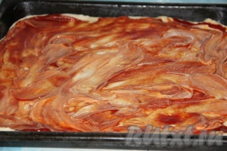 Противень для выпечки немного смазать растительным маслом (или застелить пергаментом). Поднявшееся тесто на поверхности, присыпанной мукой, раскатать по размерам противня, переложить на противень. Тесто на противне смазать майонезом, затем - кетчупом.