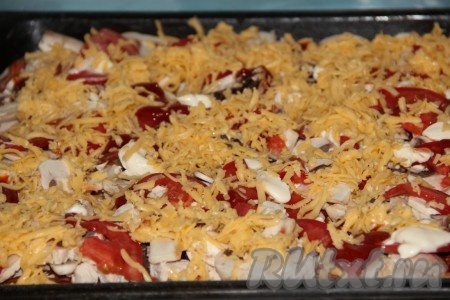 Выложить нашу начинку: мясо курицы, грибы, помидоры. Поверх начинки я наношу немного майонеза, можно просто присолить. Верх пиццы присыпать натёртым сыром.