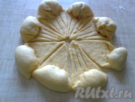 заворачиваем тесто. На оставшемся крае делаем 3 надреза.
