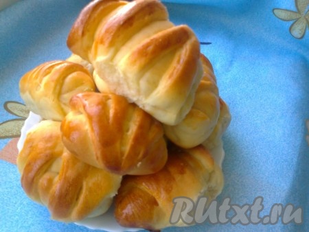 Воздушные булочки из дрожжевого теста с медом и начинкой из яблочного повидла