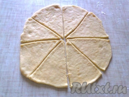 Из одной части теста раскатываем круг. Делим на 8 секторов.
