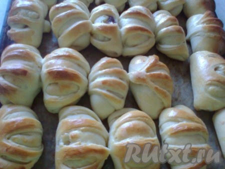 Желток смешиваем с 1 столовой ложкой молока и хорошо перемешиваем. Смазываем поверхность булочек. Выпекаем в разогретой духовке при температуре 200 градусов до румяного цвета (20 минут).
