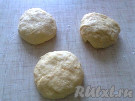 Затем тесто делим на 3 части. Тесто очень мягкое и эластичное. Стол слегка подпыливаем мукой, много муки не надо, только чтобы тесто не прилипало к столу.
