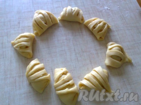 &nbsp;Скручиваем в виде рогаликов.