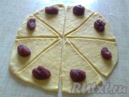 На широкий край каждого сектора выкладываем 1 чайную ложку начинки​,