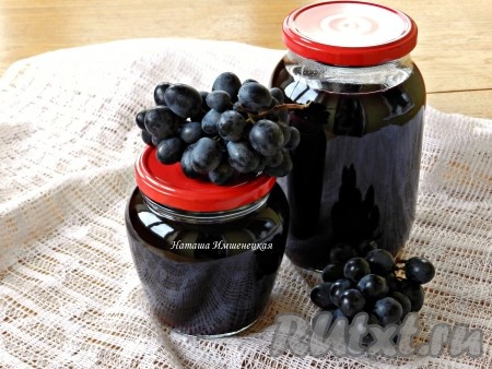 Для надежности желательно пастеризовать банки с соком при 70 градусах в течение 20 минут. Это можно сделать в воде или в духовке. Я поставила горячие банки в нагретую до 70 градусов духовку на 20 минут. Банки с соком закрутить крышками, перевернуть, накрыть одеялом и оставить до полного остывания, затем убрать для хранения. Вкусный и полезный домашний виноградный сок готов.
