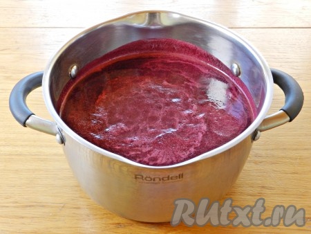 Перелить сок в кастрюлю из нержавеющей стали или в эмалированную и поставить на средний огонь. Медленно нагревая сок, довести его до кипения, снять всю пену и варить 2 минуты. Затем горячий сок перелить в предварительно стерилизованные горячие банки.
