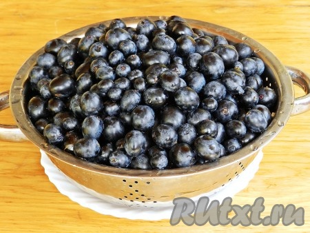 Виноград перебрать, вымыть, оборвать веточки.