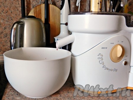 Выжать сок из винограда при помощи соковыжималки или другим способом.