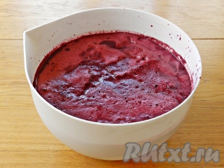 Выжатый сок процедить через сито и несколько слоев марли.