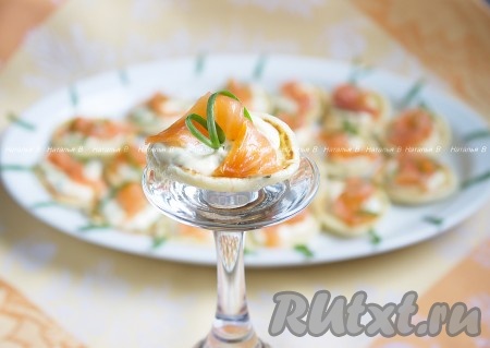 При подаче на стол блюдо украсить зеленым луком, нарезанным тонкими "нитями", или по желанию