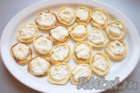 Затем на каждый блинчик выложить&nbsp; по 1/2 чайной ложке майонезного соуса.
