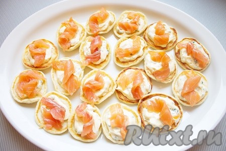 Семгу нарезать тонкими полосками и выложить на соус.