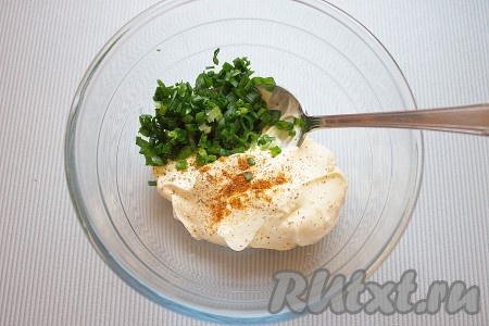 А пока приготовить майонезный соус: в миске смешать майонез, мелко порезанный лук, соль, перцы.
