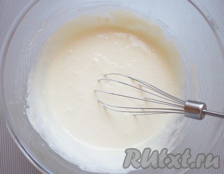 Все хорошенько перемешать до однородной консистенции без комочков. Тесто накрыть и оставить минут на 10.