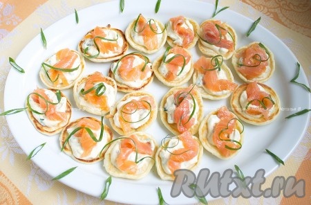 При подаче на стол блюдо украсить зеленым луком, нарезанным тонкими "нитями", или по желанию. 