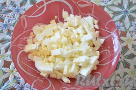 Яйца порезать кубиком.