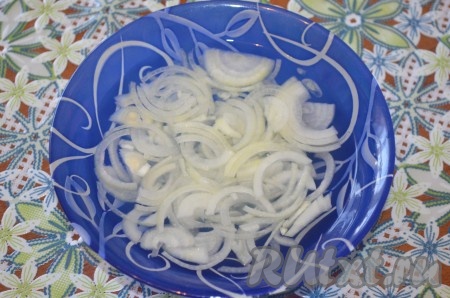 Сначала нужно замариновать лук. Для этого его нужно порезать полукольцами, сложить в миску, залить кипятком, добавить сахар и уксус, перемешать. Оставить на 30 минут. Затем воду слить.
