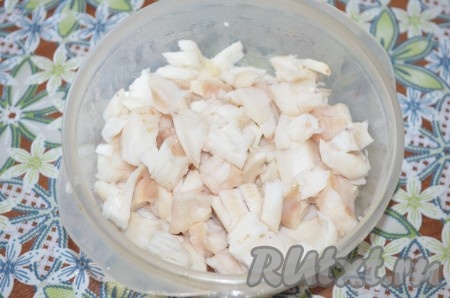 Рыбу отделить от костей, разобрать на маленькие кусочки.