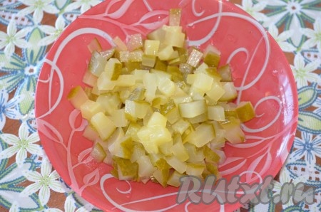 Огурцы порезать кубиком.