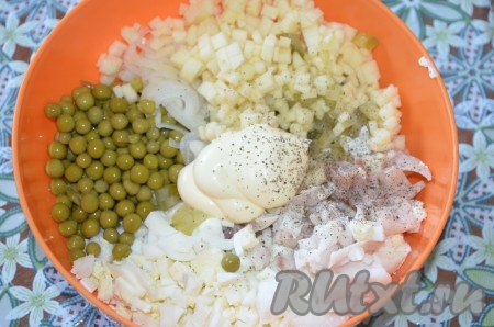 Соединить отварную рыбу, яйца, горошек, огурцы, лук, яблоко, посолить, поперчить, заправить салат сметаной или майонезом. Перемешать.

