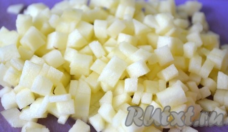 Яблоко без кожуры порезать кубиком.
