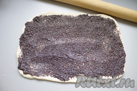 Равномерно распределить маковую начинку (1/4 на каждый рулет).
