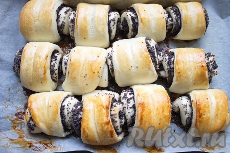 Выпекать маковые булочки в заранее разогретой до 220 градусов духовке на 20-25 минут (ориентироваться по своей духовке) до легкого зарумянивания.
