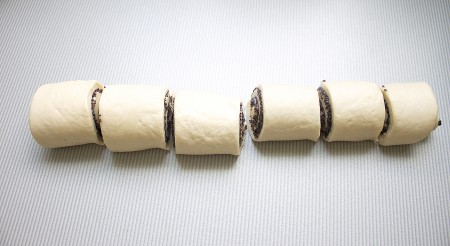 Свернуть плотным рулетом и разрезать его на 5-6 одинаковых частей.