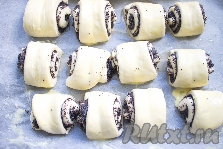 Булочки накрыть полотенцем и поставить в теплое место на 20-30 минут, когда они чуть поднимутся, смазать смесью желтка и сливочного масла.