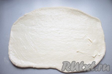 Готовое тесто разделить на 4 части, каждую раскатать в прямоугольник толщиной 1 см, поверхность смазать размягченным сливочным маслом (по 15 грамм на рулет).
