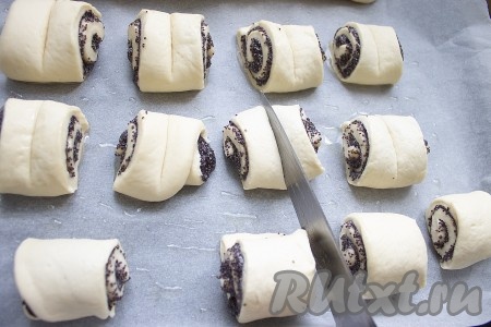 Уложить их на противень, застеленный пергаментом, по серединке каждой булочки тупым краем ножа сделать углубление.