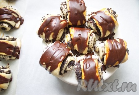 Готовой глазурью полить маковые булочки и дать остыть.
