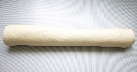 Свернуть плотным рулетом и разрезать его на 5-6 одинаковых частей.