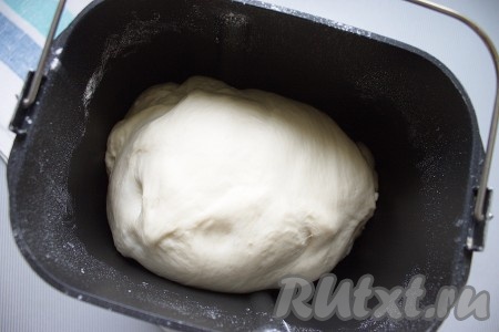 Тесто я делала в хлебопечке: все ингредиенты сложить в той последовательности, что написана в ингредиентах, установить режим "Тесто" (у меня 2 часа 20 минут). Обычным способом: в теплой воде растворить дрожжи и сахар, оставить минут на 10, затем добавить соль, растопленное сливочное масло и муку, замесить мягкое тесто, положить его в миску или кастрюлю, накрыть и поставить в теплое место на 2 часа. 