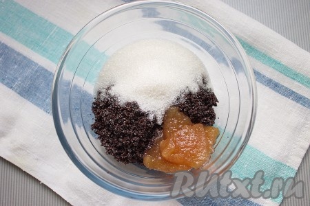 Для приготовления начинки: мак залить кипятком, оставить минут на 15, затем воду слить и снова залить кипятком, затем отжать через марлю. Мак соединить с сахаром и повидлом, тщательно перемешать, можно растереть толкушкой.&nbsp;
