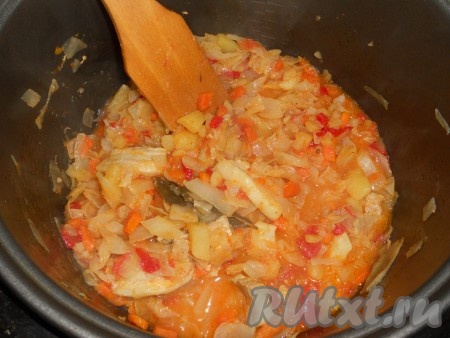 После сигнала рагу перемешать и оставить под закрытой крышкой еще на 15 минут.