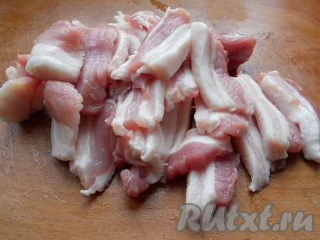 Свинину порезать средними кусочками.