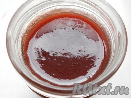 Готовый джем довести до кипения на слабом огне, разлить по стерилизованным и сухим баночкам. Закрутить, перевернуть. Оставить в таком положении до полного остывания, после чего переставить на хранение.&nbsp;