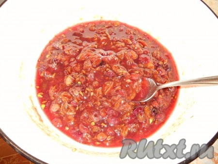 Перемешать хорошо и оставить на 2 часа. После этого поставить миску с виноградом на огонь, дать &nbsp;закипеть. Варить на самом слабом огне, периодически помешивая, до уменьшения содержимого в объеме &nbsp;в 2 раза.
