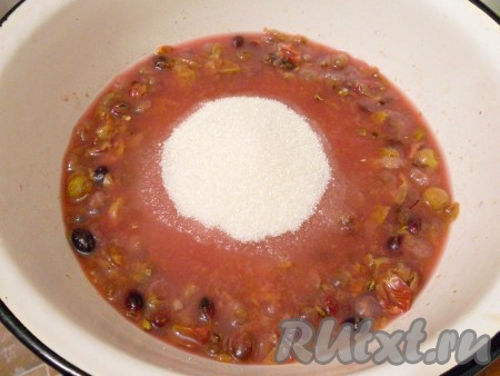 Ягоды помыть, поместить в глубокую миску, влить воду и поставить на небольшой огонь. Довести виноград до кипения, кипятить 10 минут. Виноград, который не лопнул, немного подавить толкушкой. Всыпать сахар.
